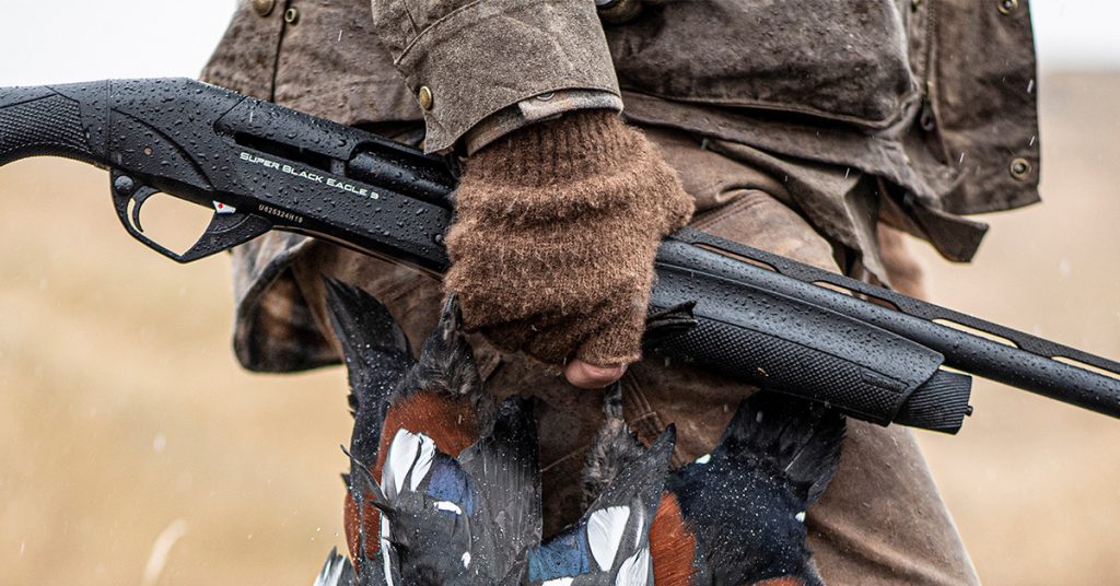 shotgun-in-hand-benelli-super-black-eagle-3-28gauge-shotgun-review-best-sub-guage-semi-auto-shotgun